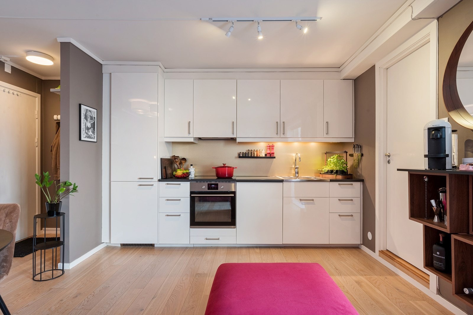 Flott kjøkken fra IKEA som var nytt i 2017. Alle integrerte hvitevarer vil medfølge salget. Galleribilde