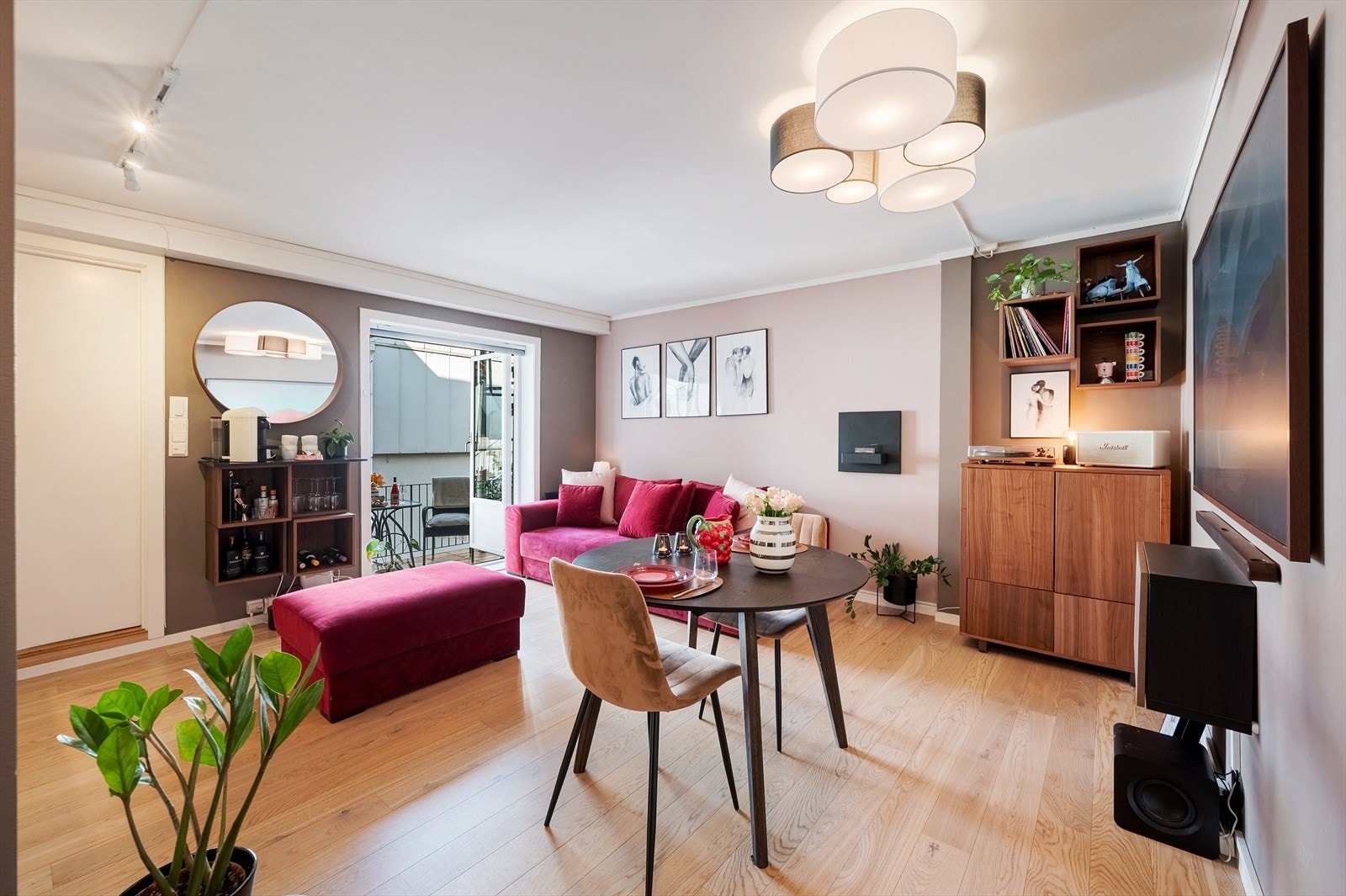 Stuen og kjøkkenet er i en åpen løsning med plass til både spise- og sittegruppe. Galleribilde