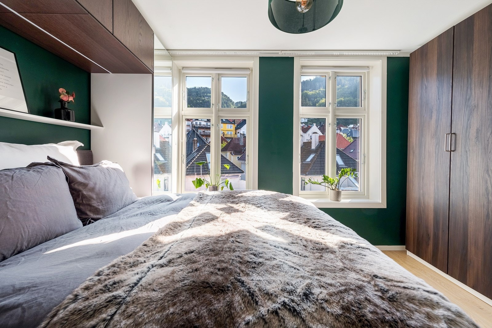 Store vinduer sørger for rikelig med naturlig lys. Her behøver man heller ikke være bekymret for bilstøy utenfor da bygget ligger i en bilfri vei. Galleribilde