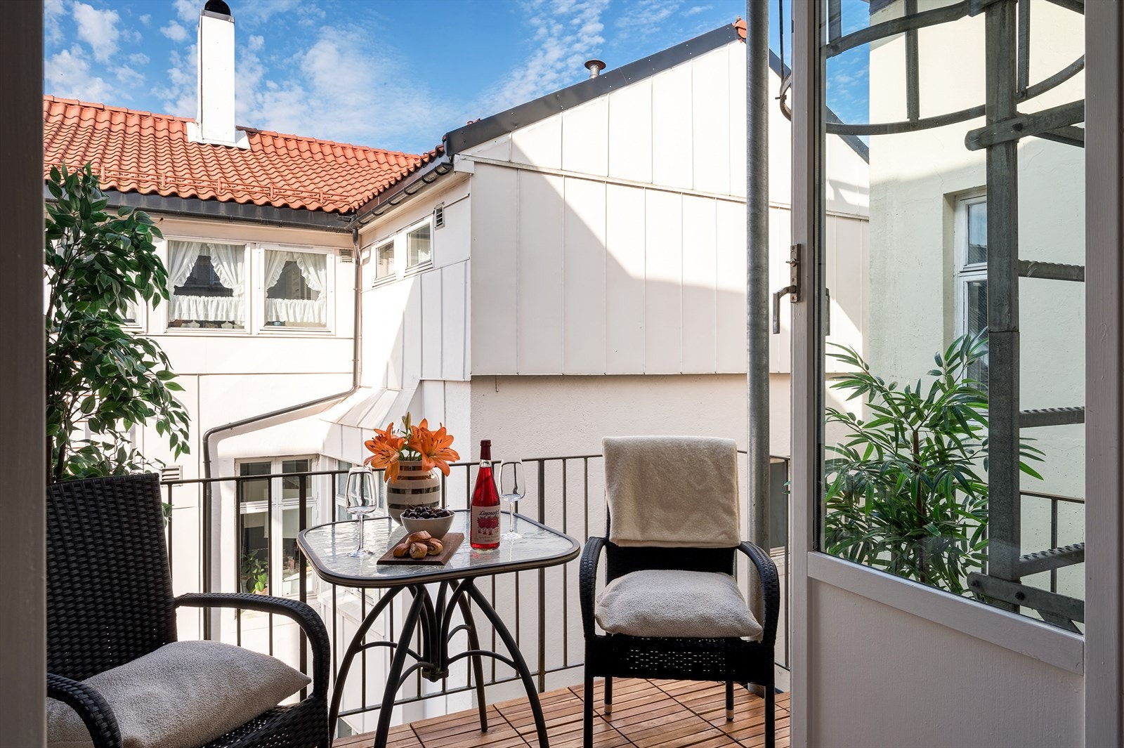 Her får man noe som er ytterst sjeldent med at man får en privat balkong. Galleribilde