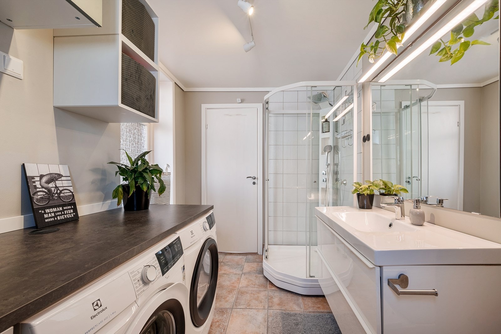 Flott og meget romslig bad hvor det er laget til en praktisk del, hvor en har vaskemaskin og tørketrommel. Her får man også en benk for å kunne brette klær og ikke minst oppbevaringsplass. Galleribilde