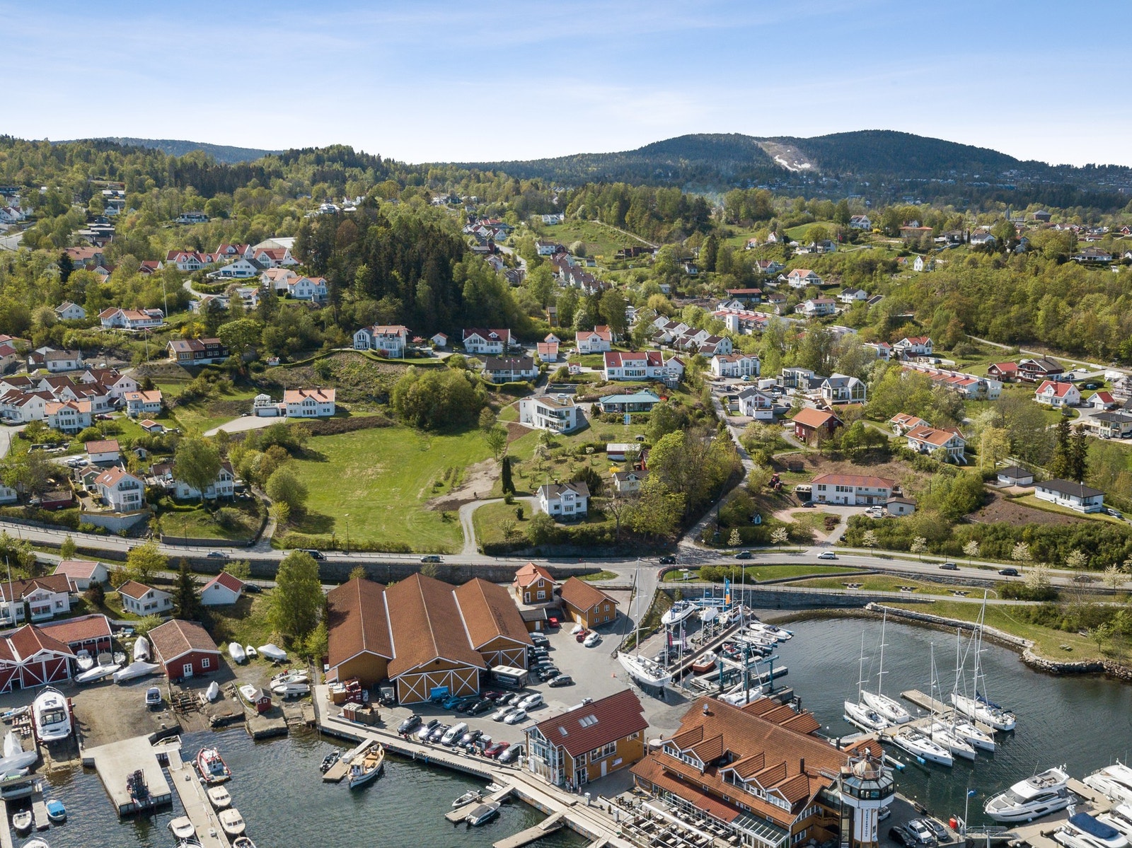 Vollen marina byr både på gjestebrygge, restaurant, iskiosk, vinbar, treningssenter og café, for å nevne noe. Galleribilde