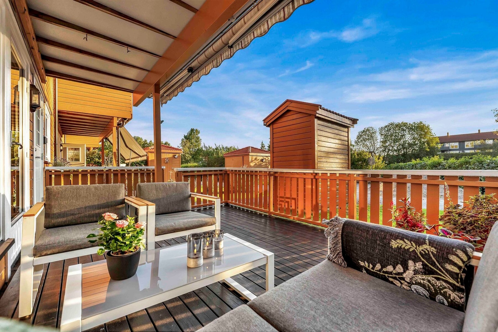 Leiligheten har en vestvendt, dels overbygd terrasse med gode solforhold og markise. Galleribilde