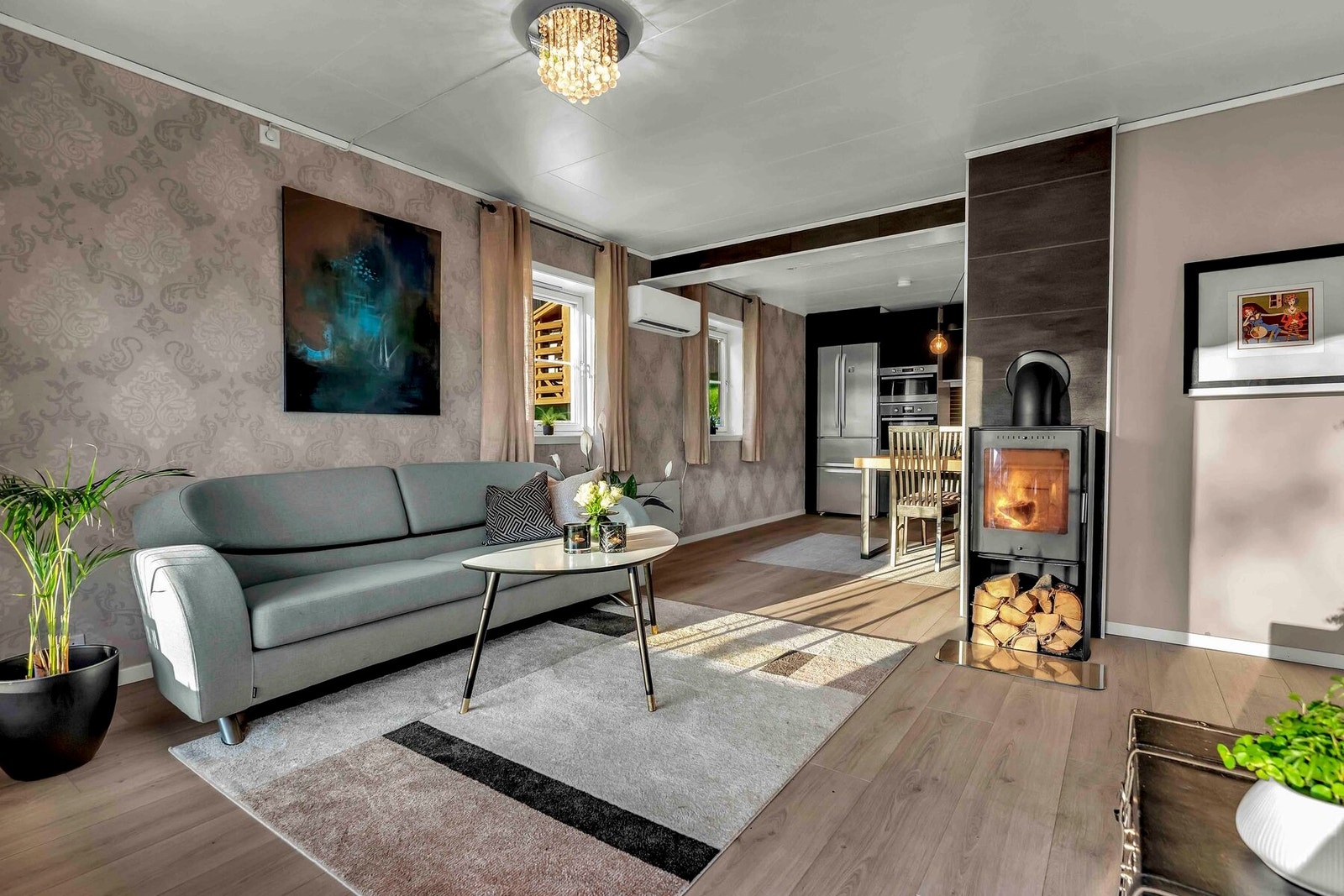 Innbydende stue med vinduer som slipper inn rikelig med lys. Det er satt inn ny varmepumpe som kjøler på varme sommerdager og varmer opp på kalde vinterkvelder. Stuen har også en peisovn for lune høst- og vinterkvelder. Galleribilde