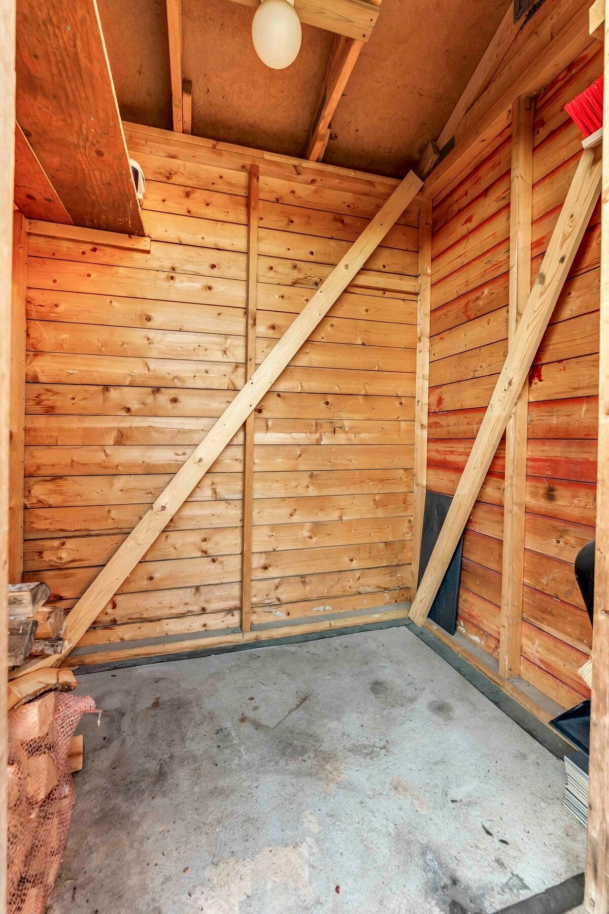 Uteboden med plass til lagring av ved, bildekk, sykler og lignende. Galleribilde