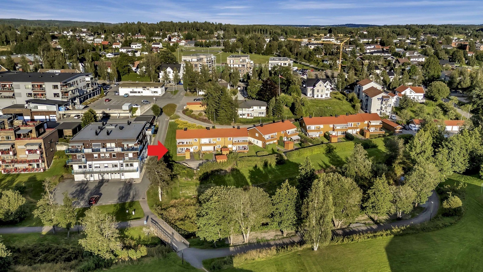 Leiligheten har en meget god beliggenhet innerst i rekke. Det er flotte turmuligheter i nærområdet, både langs Hyllibekken like nedenfor eiendommen og i Hylliskogen. Galleribilde