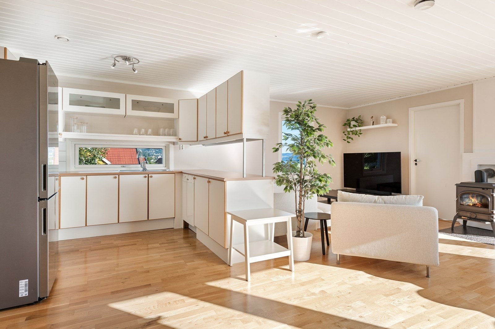 Lys og tiltalende stue med god romfølelse, åpen løsning til kjøkken. Galleribilde