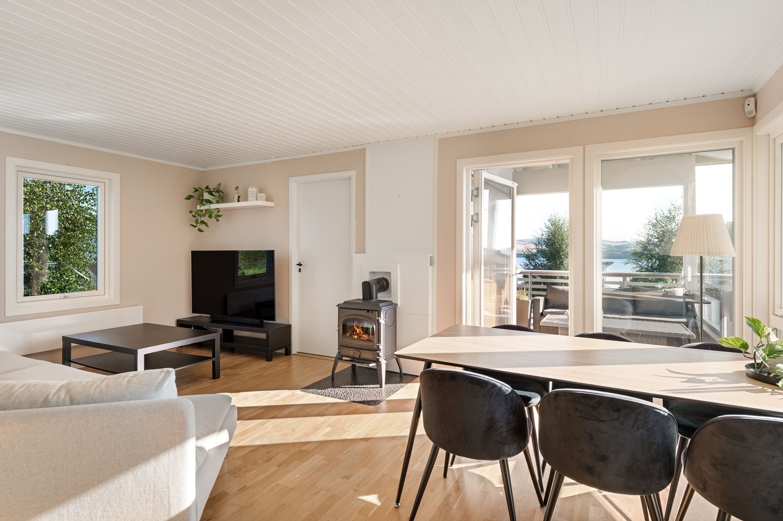 Det er peisovn i stuen for de kaldeste dagene. Galleribilde