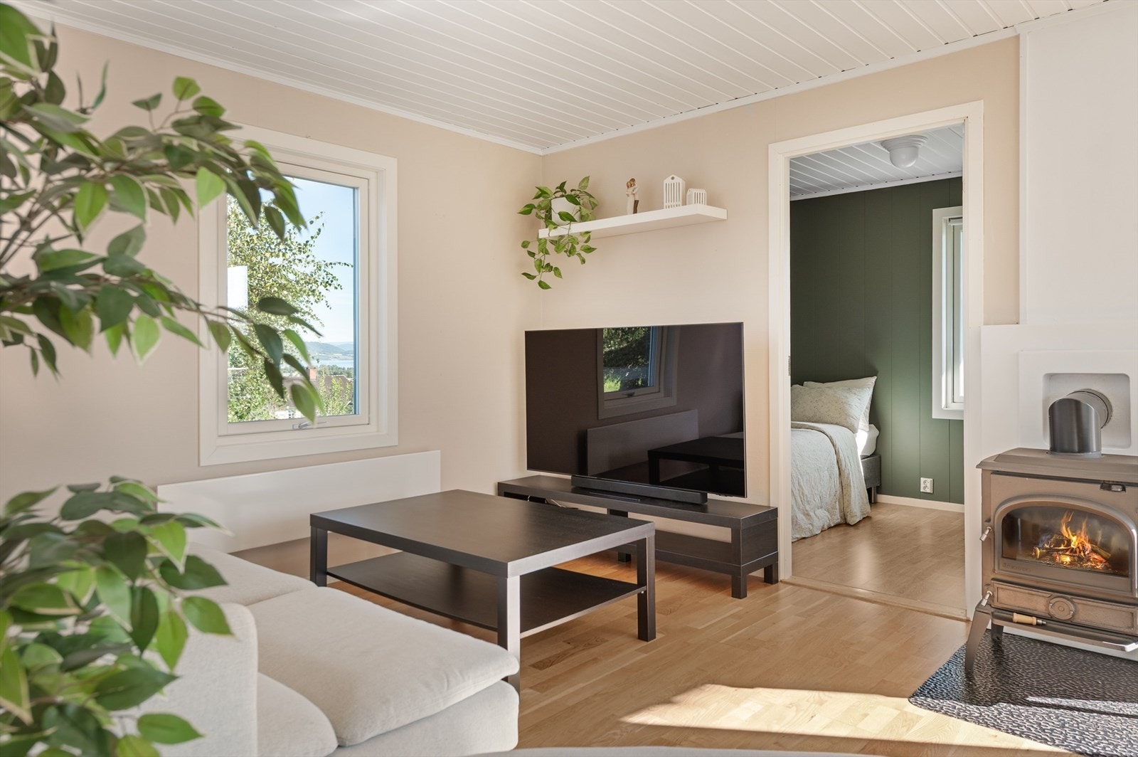 Fra stuen er det adkomst til det ene soverommet. Galleribilde