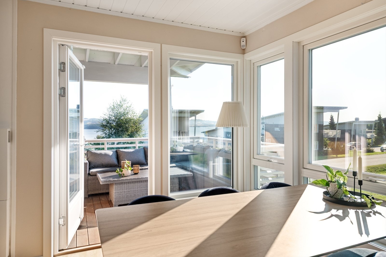 God atmosfære med det gode lysinnslippet og en forlengelse av stuen med overbygget terrasse. Galleribilde