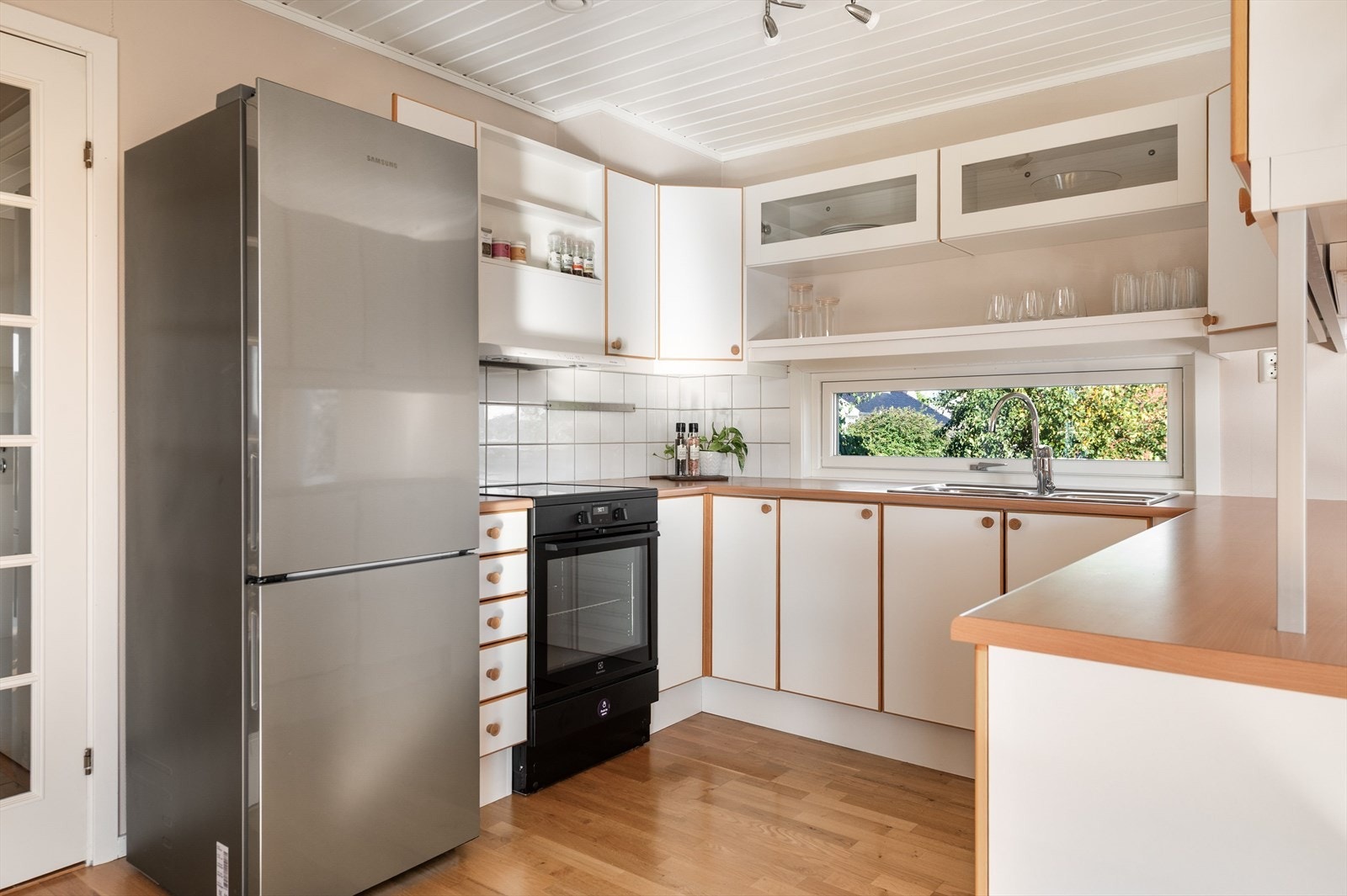 Det er plass til frittstående hvitevarer. Galleribilde