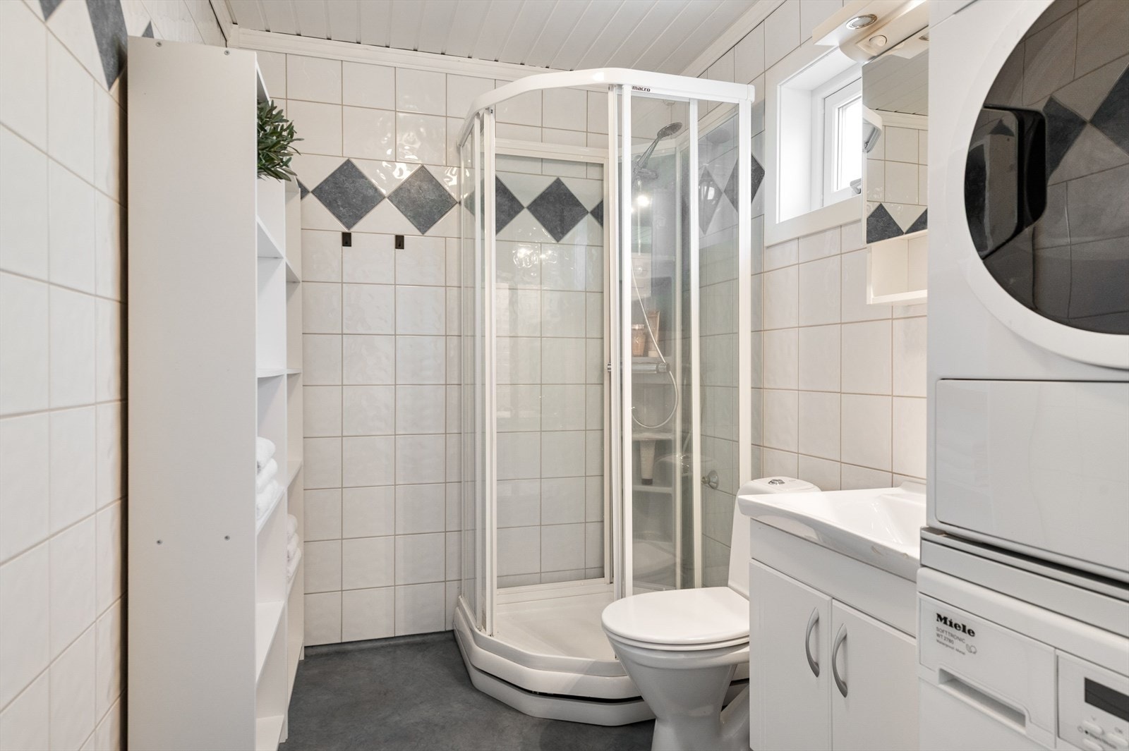 Lyst og tidløst bad, kombinert vaskerom. Galleribilde