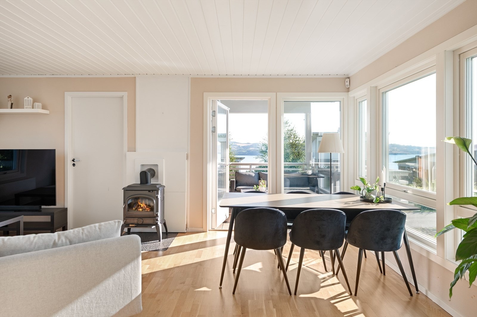 Utgang til sørøst vendt overbygget terrasse med gode sol og utsiktsforhold. Galleribilde