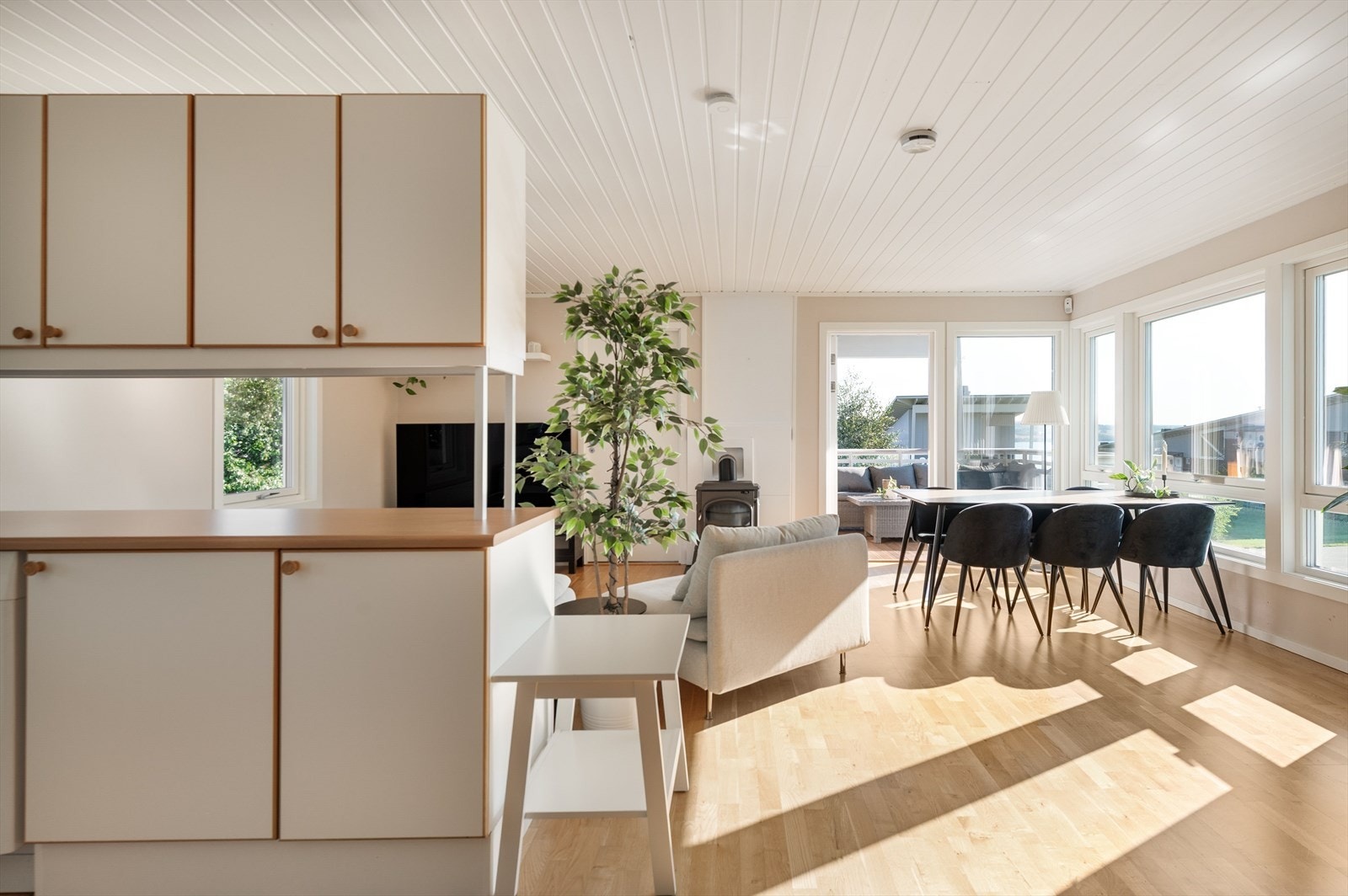 Åpen og fin løsning mellom stue og kjøkken. Galleribilde