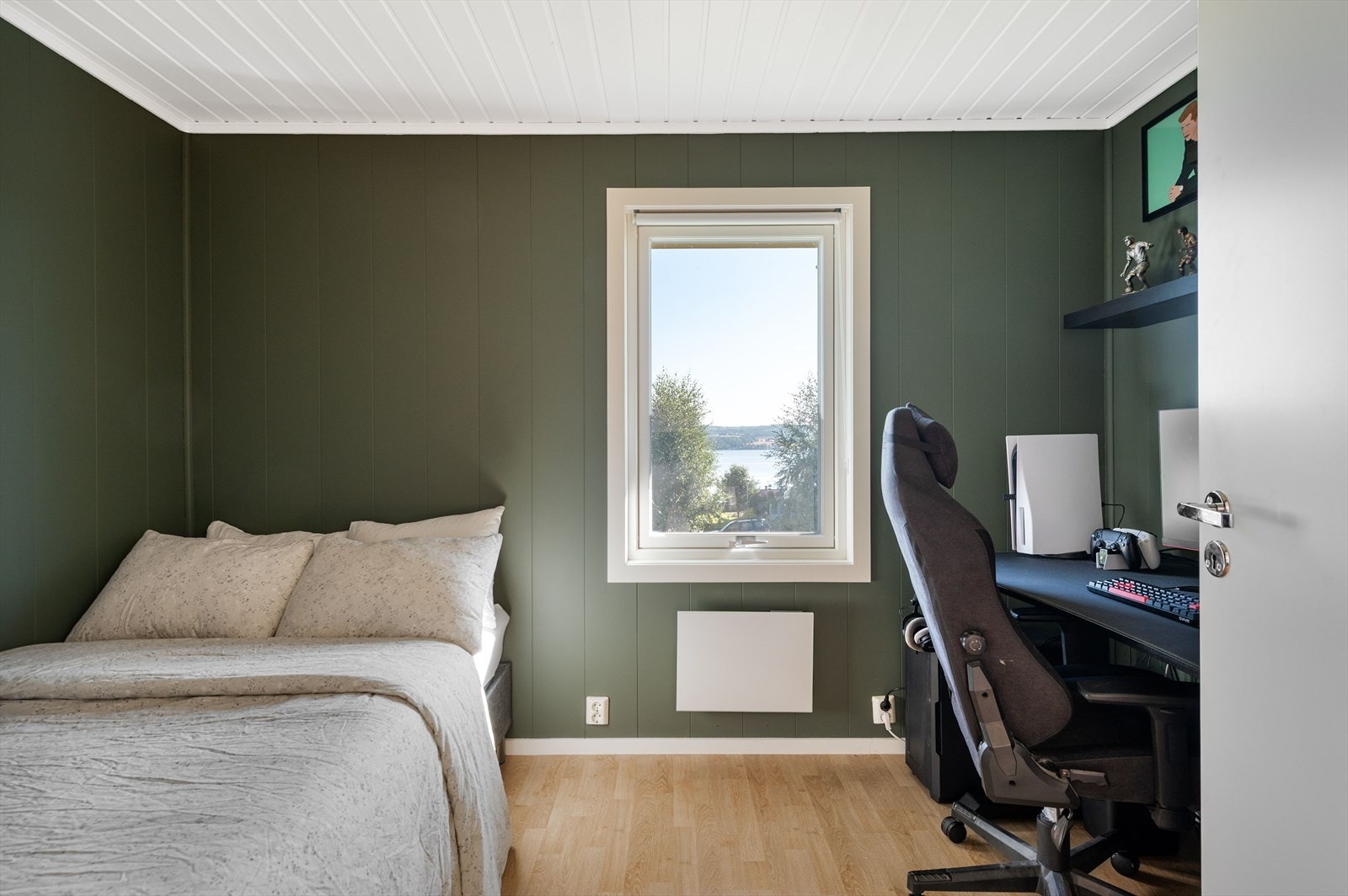 Soverom tre har adkomst fra stuen og er pr. i dag innredet med seng og kontor/gaming pult. Galleribilde