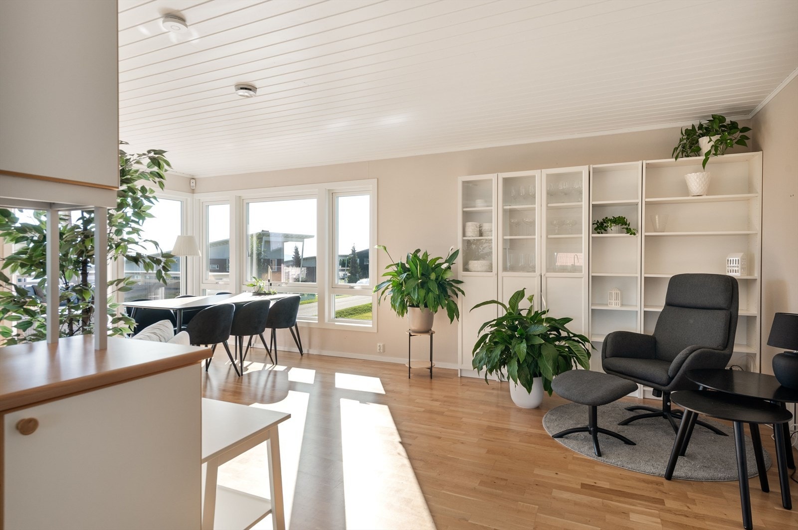 Stor og lys stue med mye naturlig lysinnslipp. Gode møbleringsalternativer til ulike møbelgrupper. Galleribilde