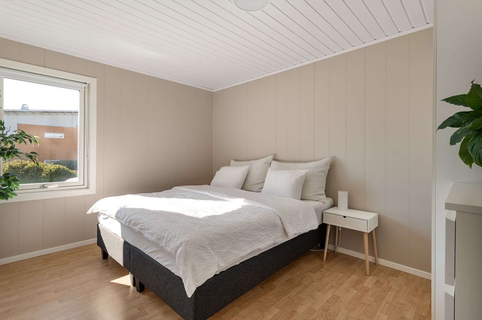 Stort hovedsoverom med garderobeskap og god plass til mer oppbevaringsmøbler. Galleribilde