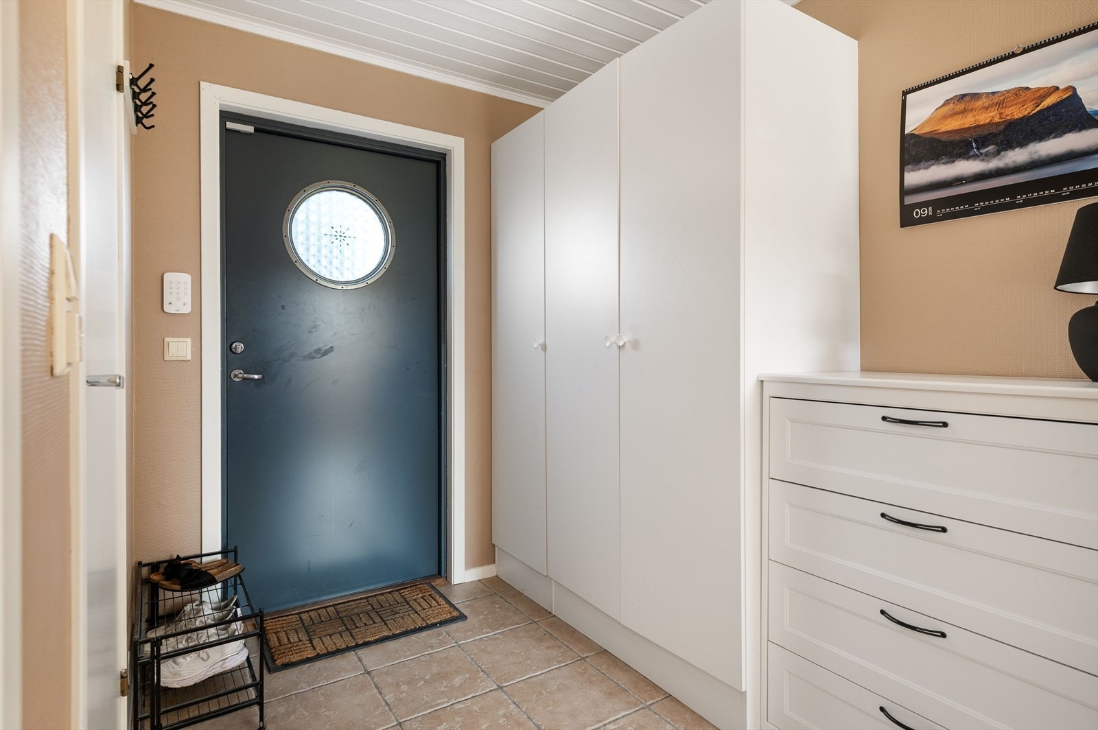 Innbydende gang med god bredde, god plass til yttertøy i garderobeskap. Galleribilde