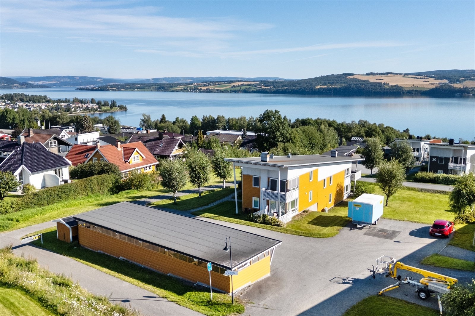 Asfaltert gårdsplass, internveier og gangstier. Galleribilde