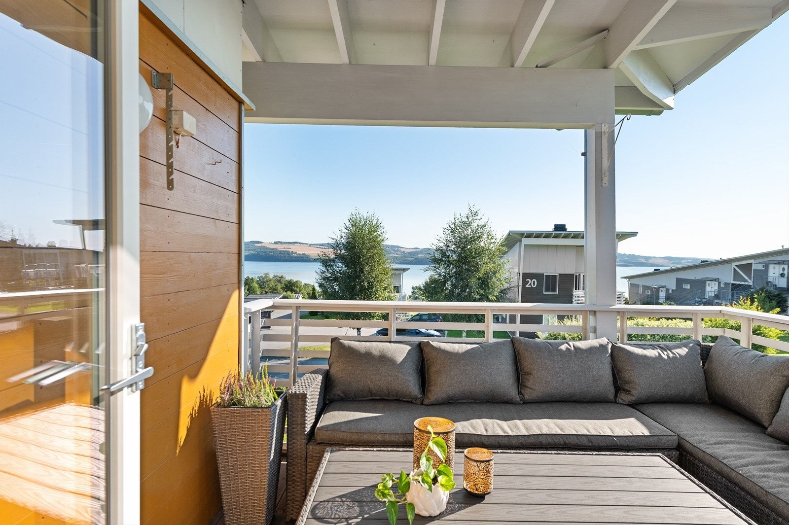 God plass til ønskede hagemøbler på terrassen. Stikkontakt for belysning eller elektrisk grill. Galleribilde