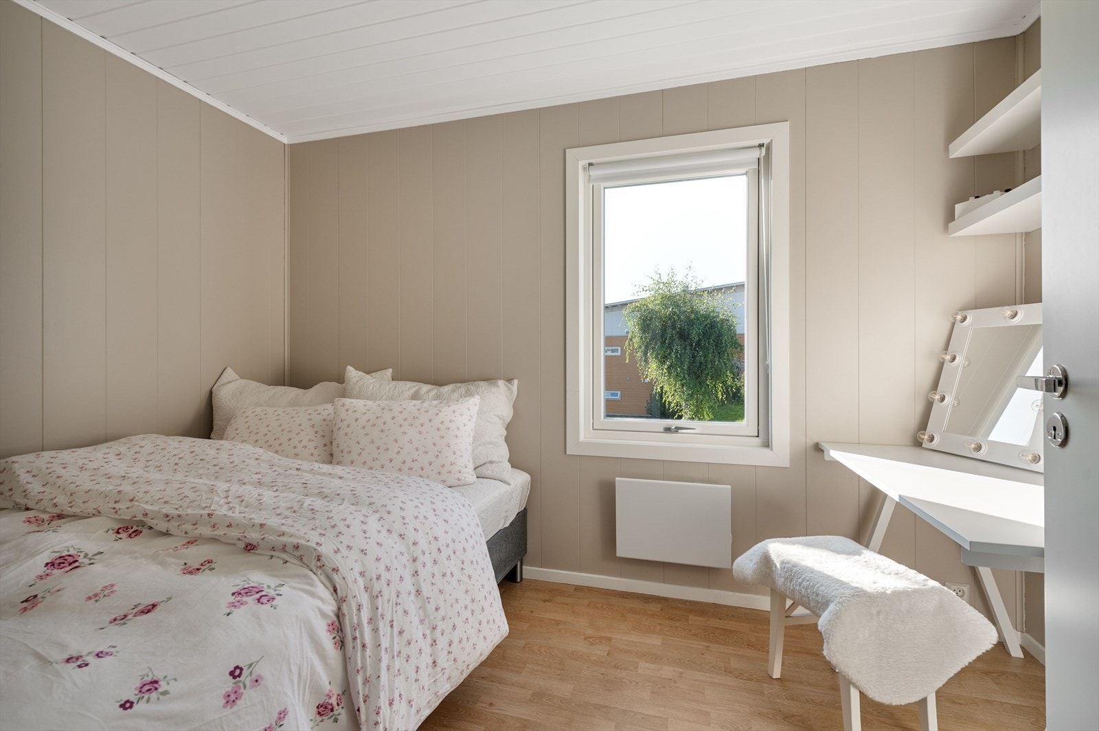 Soverom to også av god størrelse og med plass til romslig seng og andre ønskede møbler. Galleribilde