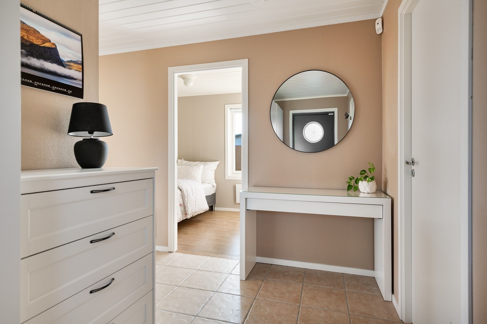 God plass til gangmøbler med praktisk oppbevaring. Galleribilde