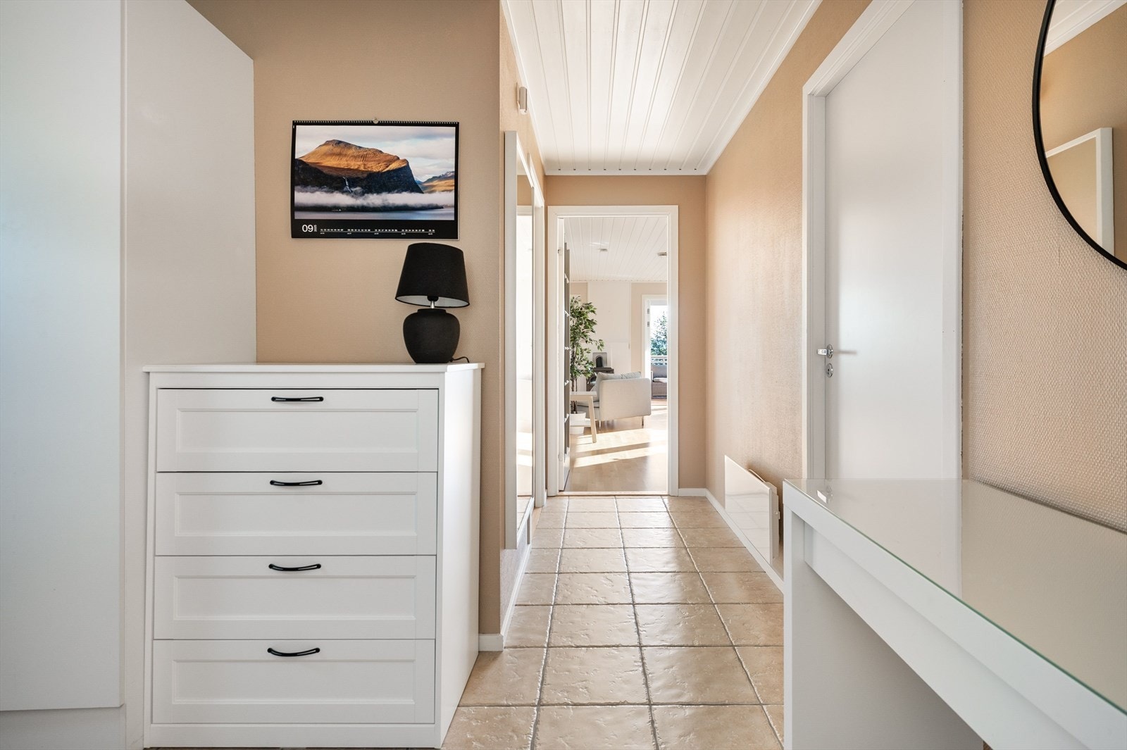 Gang med adkomst til soverom, bad og stue. Galleribilde