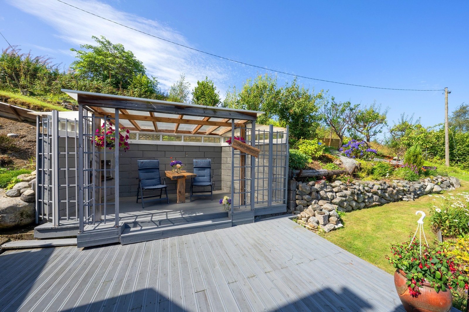 Trivelig delvis overbygget terrasse Galleribilde