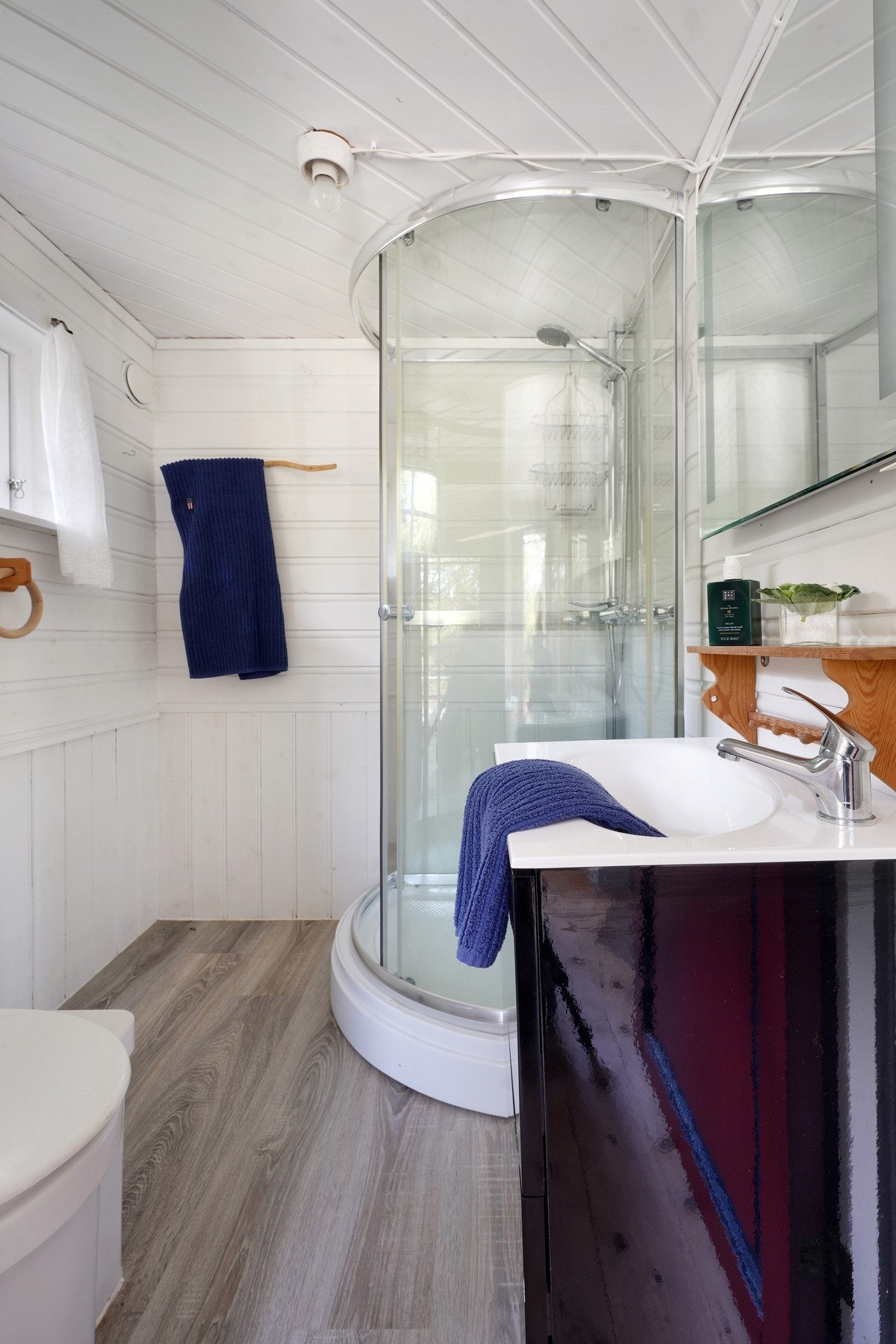 Bad med dusjkabinett Galleribilde