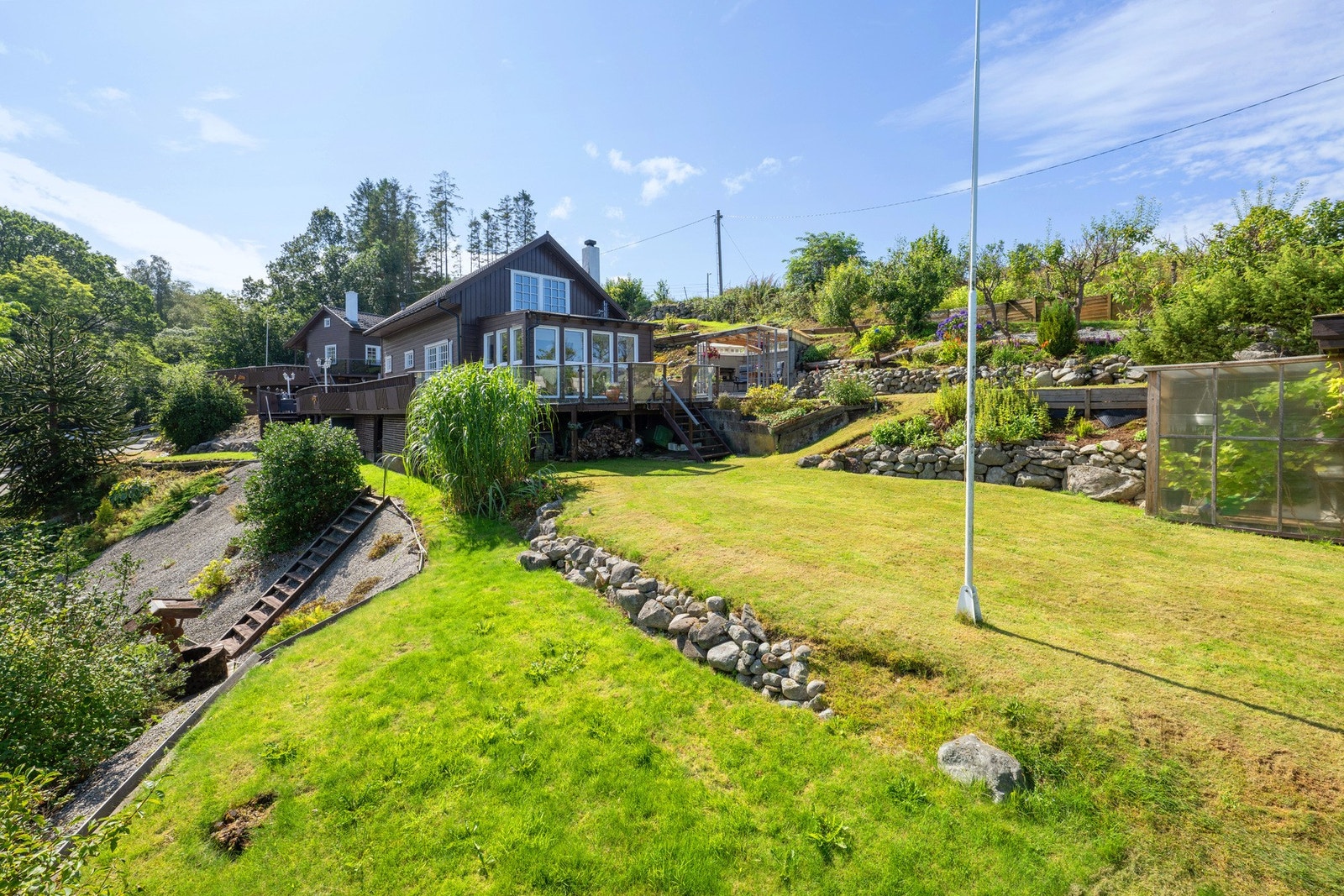 Flott opparbeidet og beplantet eiendom Galleribilde