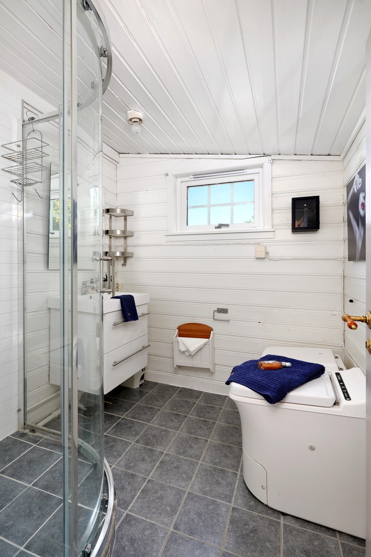 Bad med dusj og forbrenningstoalett Galleribilde