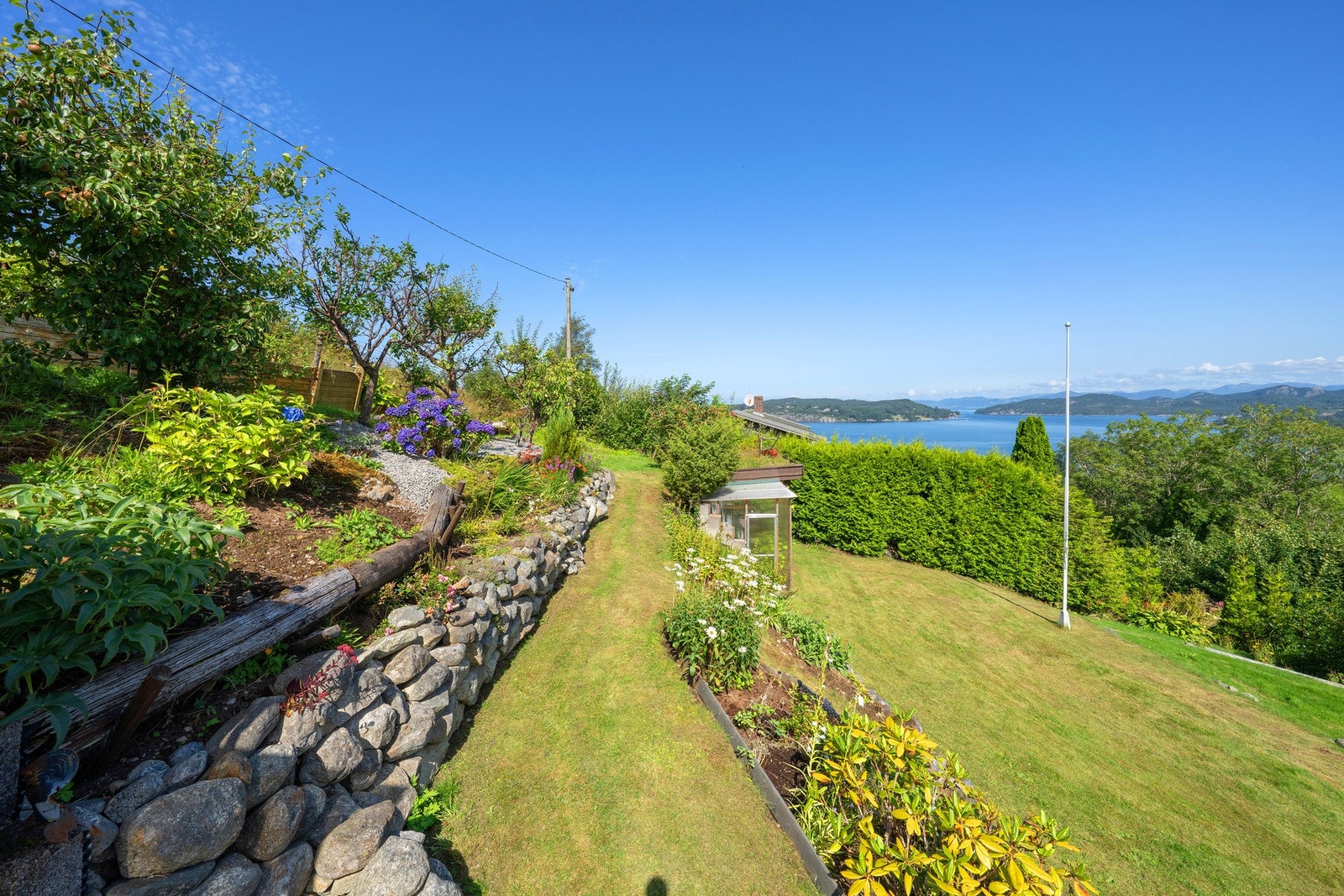 Hage som omkranser eiendommen Galleribilde