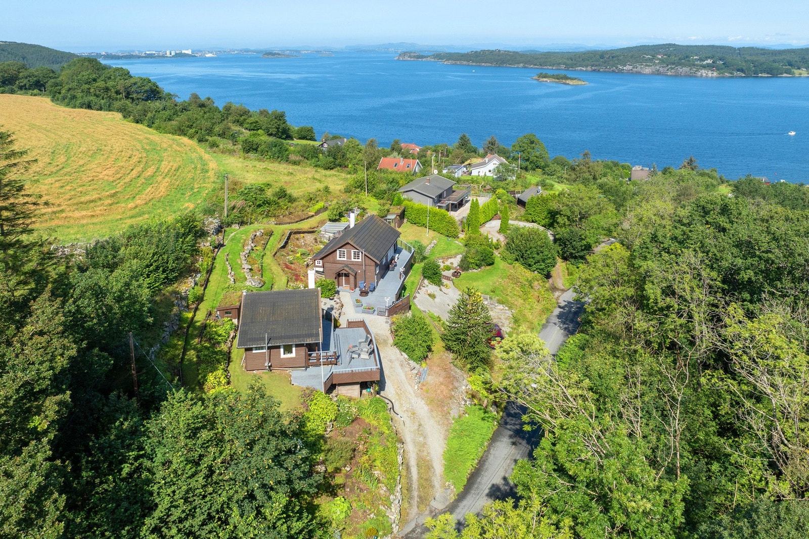 Herlig fritidseiendom med to hytter selges samlet Galleribilde