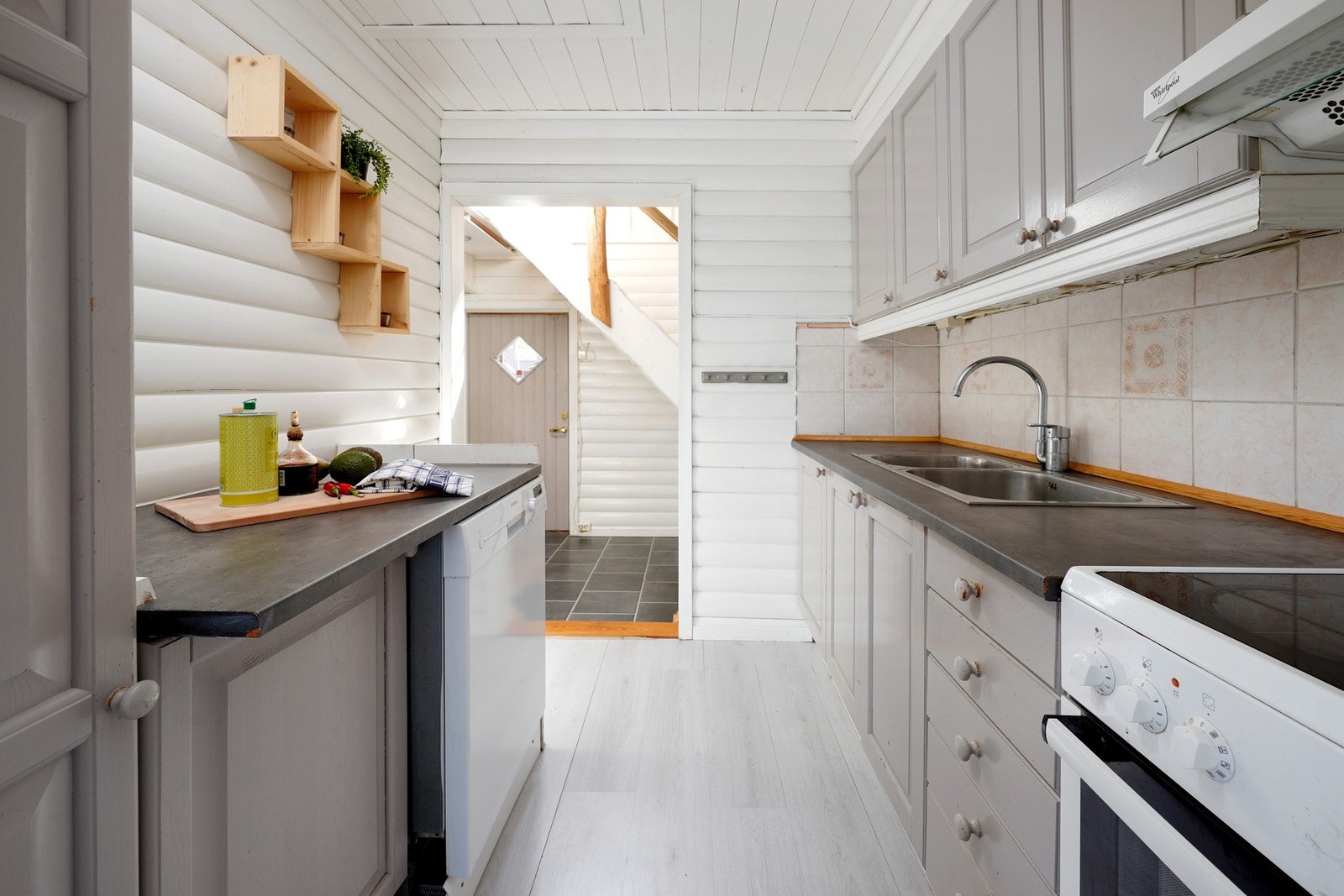 Kjøkken med hvitevarer som medfølger Galleribilde