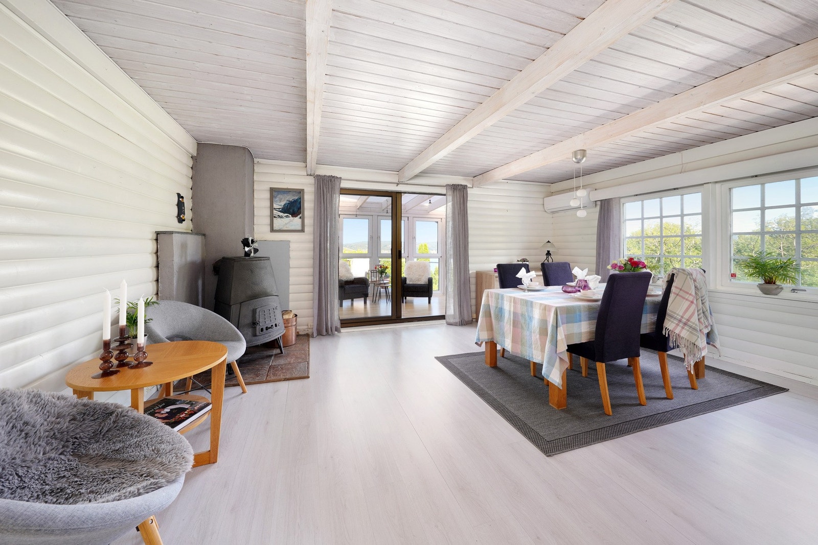 Stuen har god plass til både salong og spisestue Galleribilde