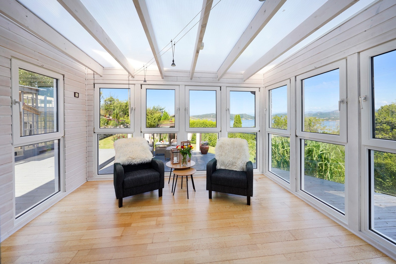 Herlig hagestue med utgang til terrasse med tilhørende hage Galleribilde