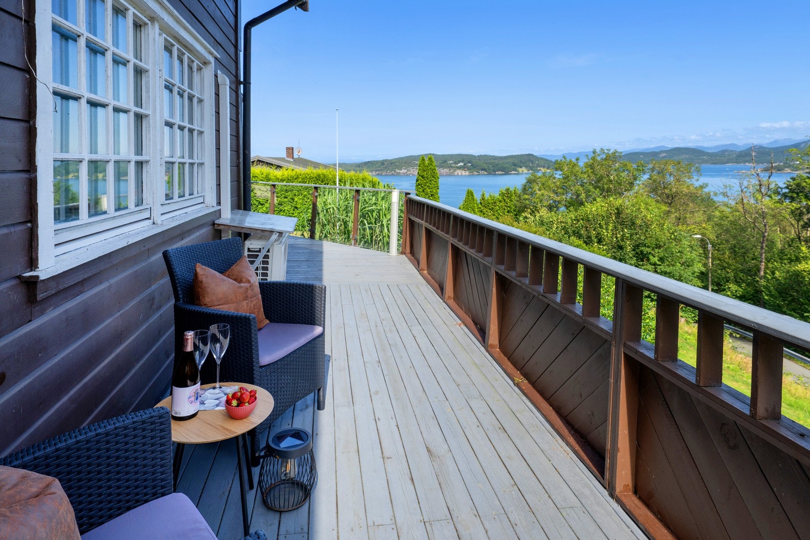 Terrasse som omkranser boligen Galleribilde