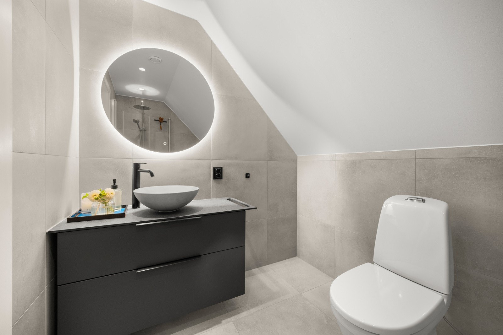 Badet i 2. etasje ble pusset opp i 2021 og fremstår som moderne og lekkert. Galleribilde