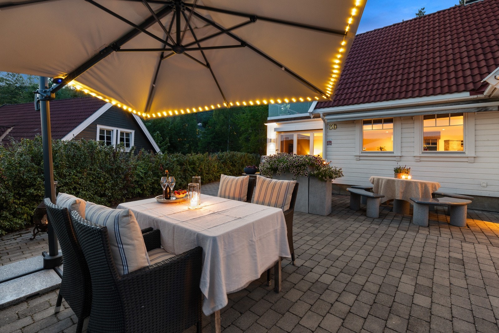 Ved inngangspartiet er det flere uteområder og sosiale soner. Galleribilde