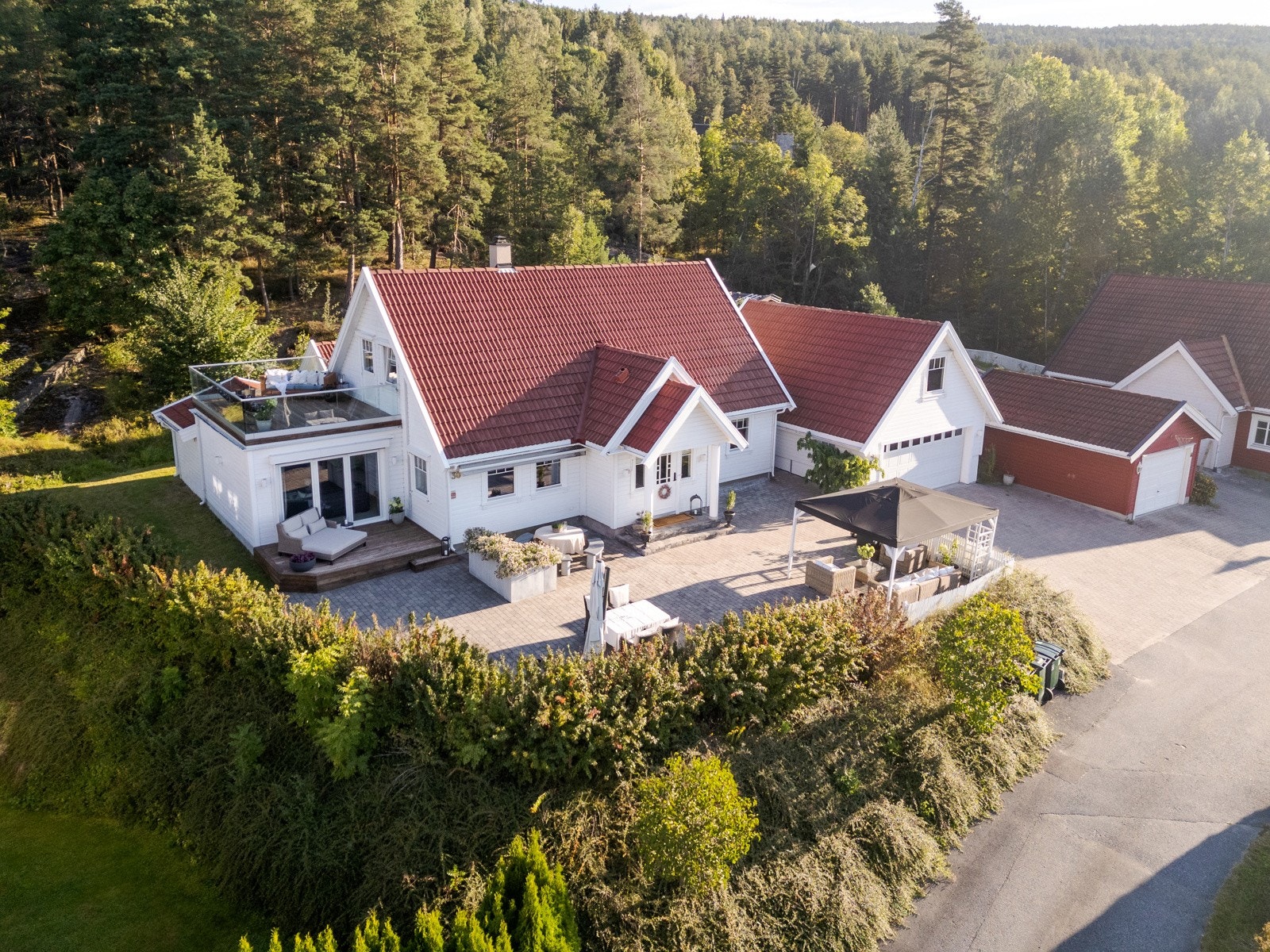 Flott beliggende rett inntil et skogholt. Galleribilde