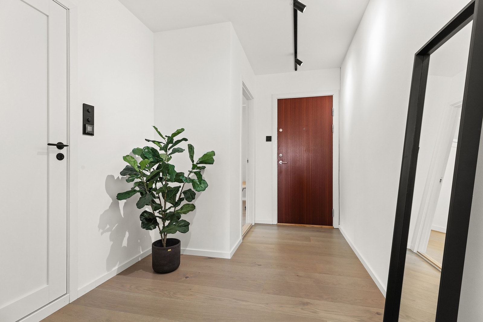 Innbydende entré med god plass til oppbevaring. Galleribilde