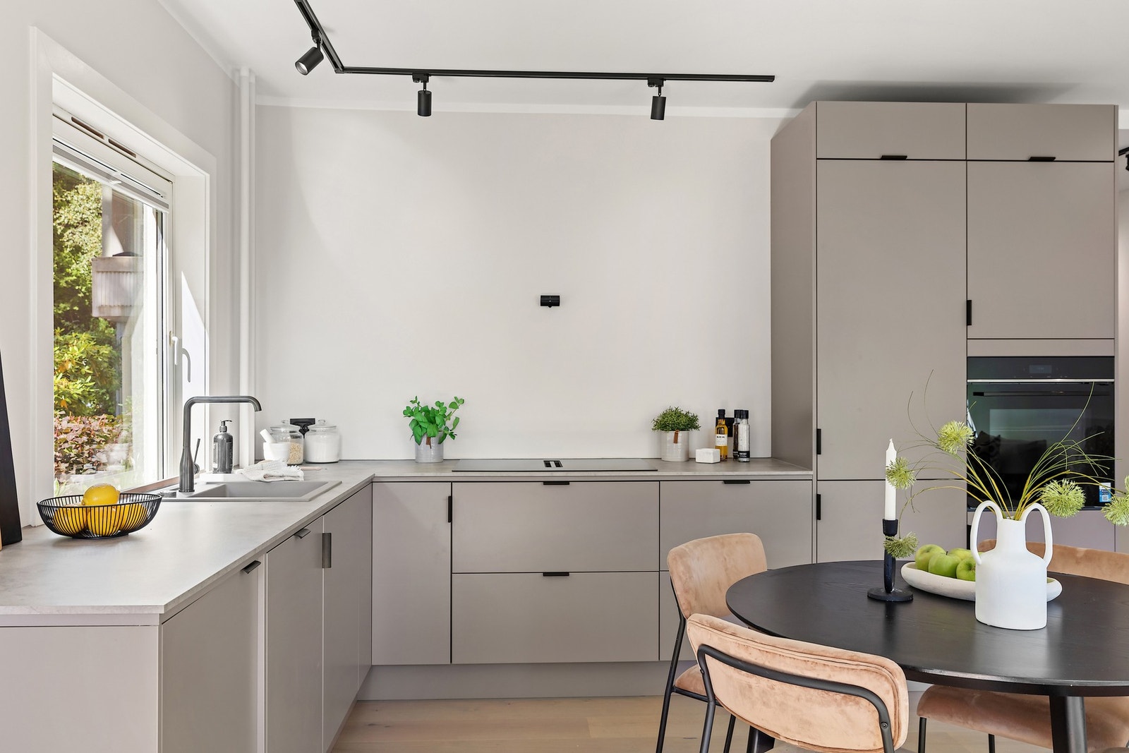 Kjøkken fra 2025 med tidsriktige fronter, integrerte hvitevarer og god benkeplass. Galleribilde