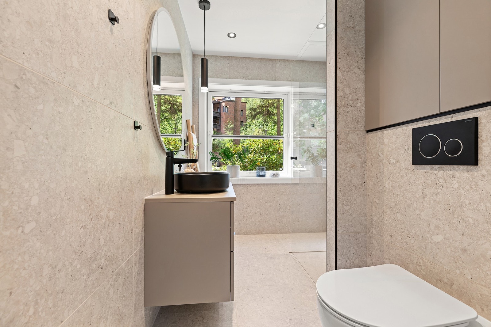 Bad pusset opp i 2025 med fliser, moderne innredning og downlights. Galleribilde