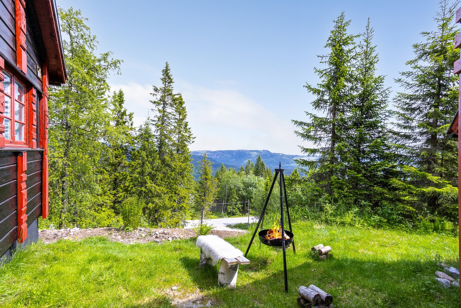 Fin utsikt og fine uteområder. Stort tomt på 2 321 kvm. Galleribilde