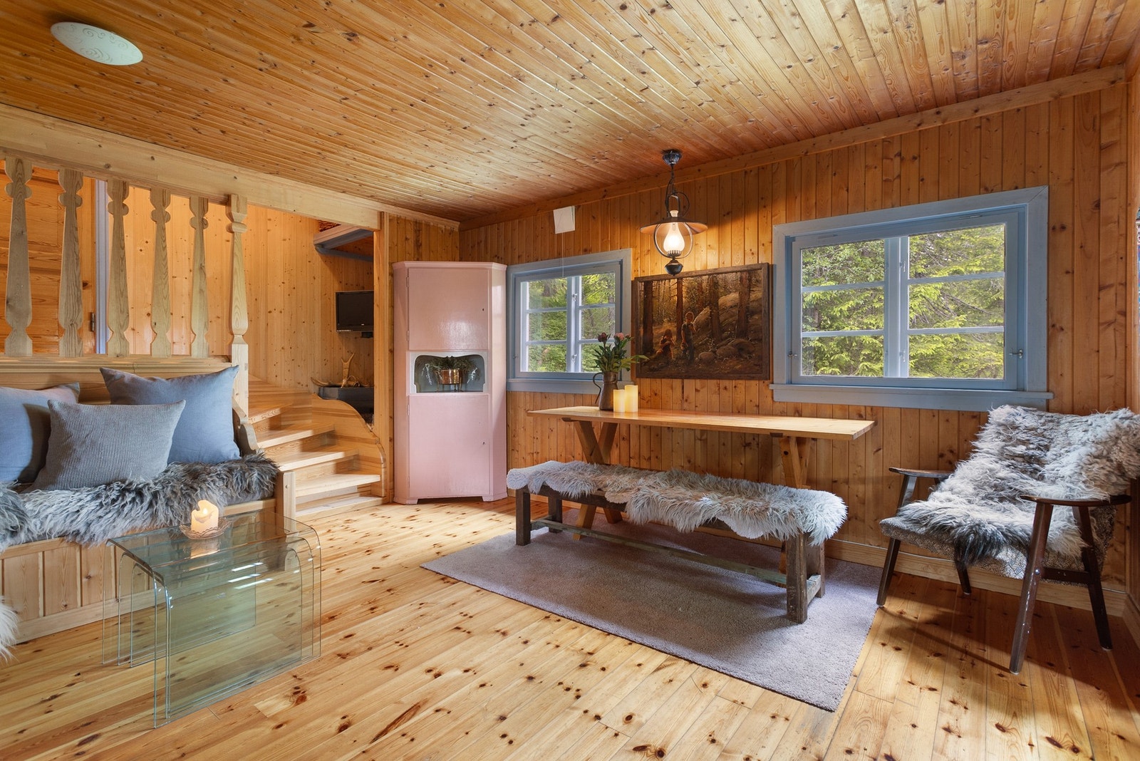 Stue er innredet med sofahjørne og spisebord hvor familien kan samles. Galleribilde