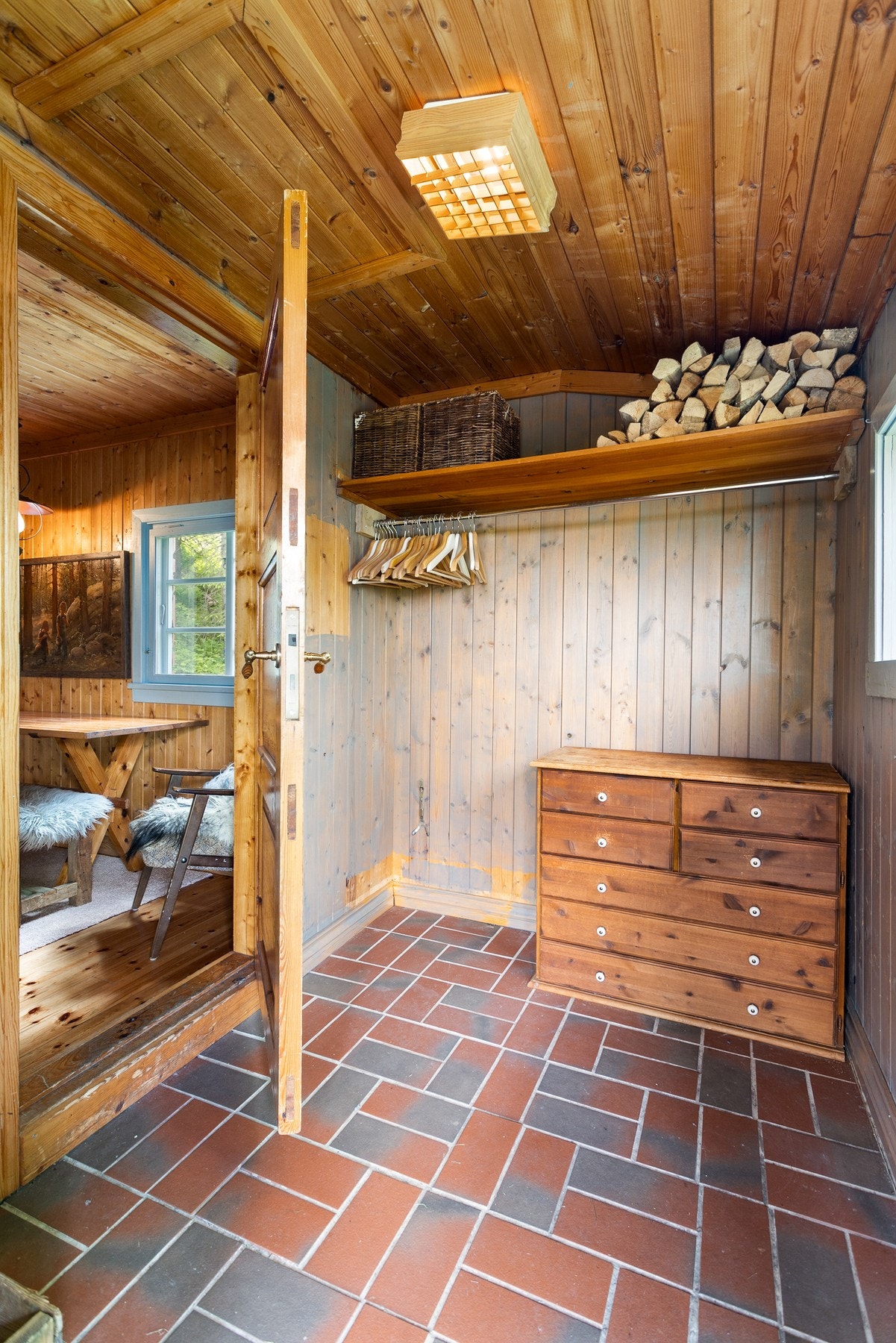 Entré med flislagt gulv med varmekabler. Galleribilde