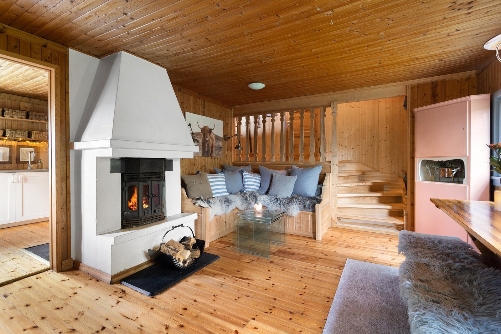 Hyggelig stue med peisovn som varmer godt på de kalde dagene. Galleribilde