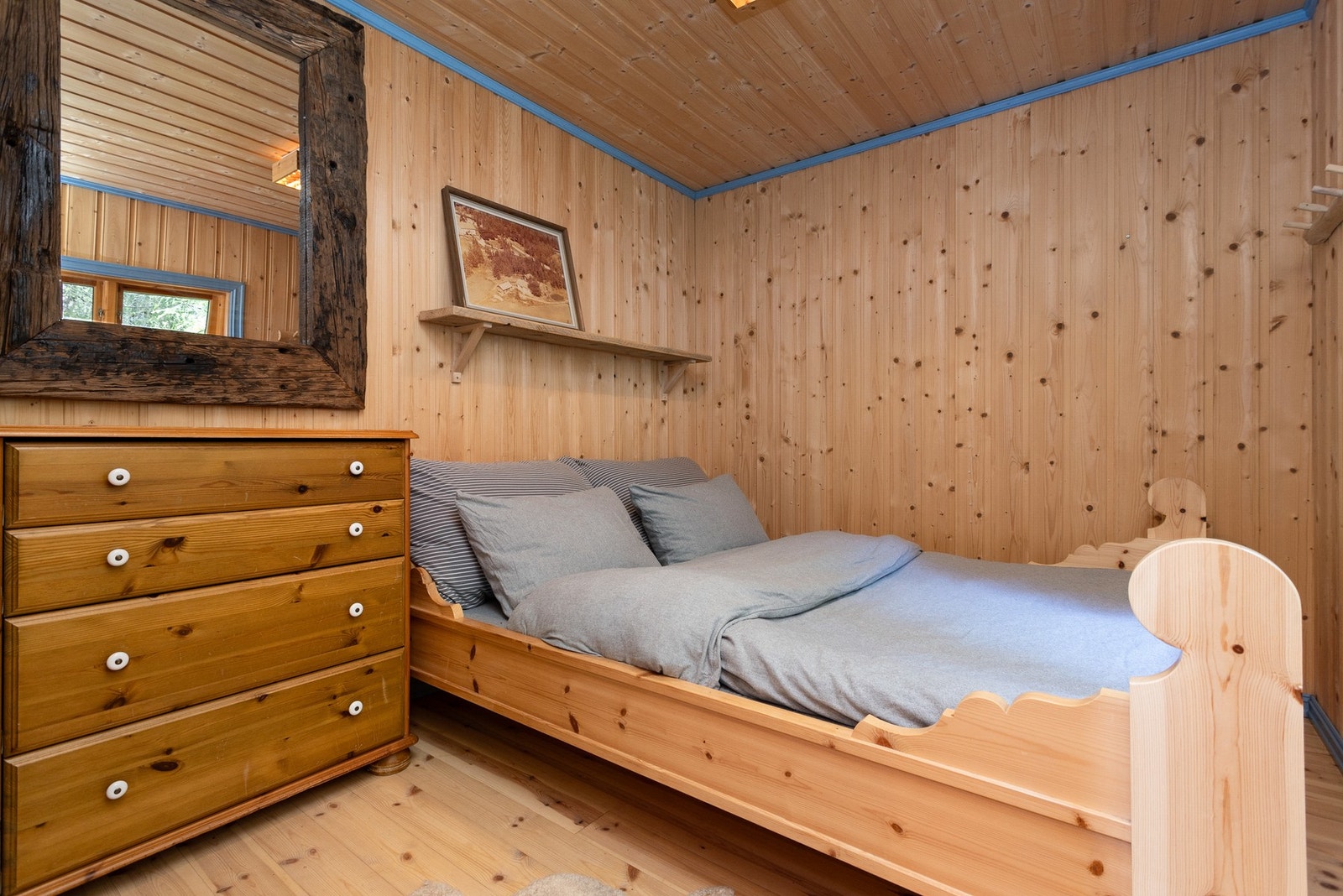 Hovedsoverom med god plass til dobbeltseng. Her kan man også ha garderobeskap/kommode. Galleribilde