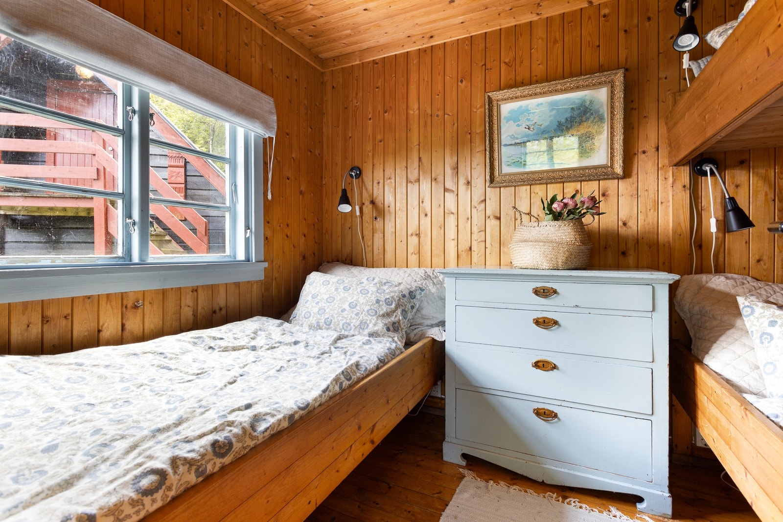 Soverom II ligger ved kjøkken og er innredet med plassbygd enkeltseng og køyeseng. Galleribilde