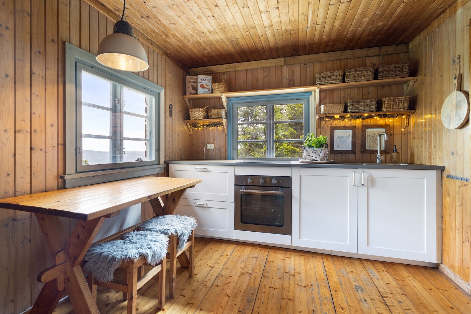 Plass til hyggelig frokostplass ved kjøkkenvindu. Galleribilde